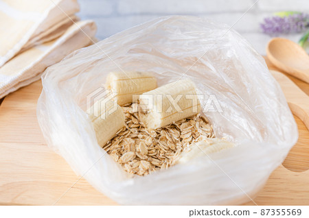 香蕉和燕麥片裝袋前壓碎 香蕉和燕麥片裝袋前壓碎 87355569