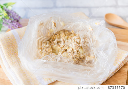 袋子裡的碎香蕉和燕麥片 袋子裡的碎香蕉和燕麥片 87355570
