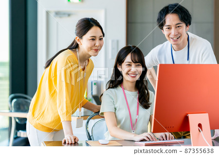 年輕工程師在辦公室 87355638