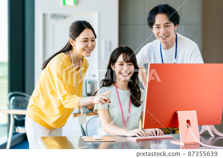 年輕工程師在辦公室 87355639