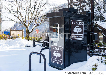 東京西多摩區檜原村東京市民之森、EV QUICK 充電樁電動車和雪景 87356432