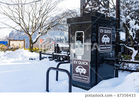 東京西多摩區檜原村東京市民之森、EV QUICK 充電樁電動車和雪景 87356433