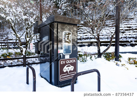 東京西多摩區檜原村東京市民之森、EV QUICK 充電樁電動車和雪景 87356437