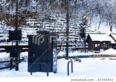 東京西多摩區檜原村東京市民之森、EV QUICK 充電樁電動車和雪景 87356441