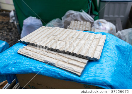 放置外牆材料的新建獨戶建築工地 87356675