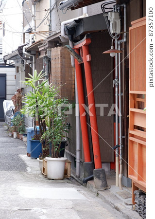 Osaka Tanimachi 6-chome Karahori Shopping Street back alley with torii 87357100