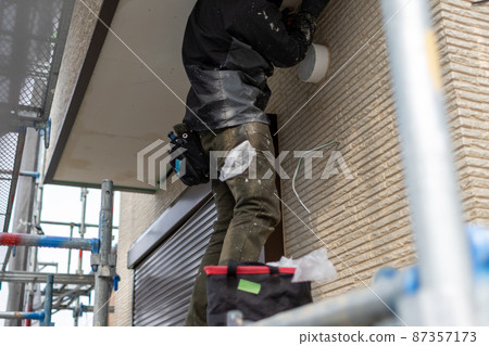 A place where a curing tape is stuck on the outer wall of a newly built detached house 87357173