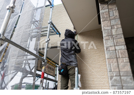 A place where a curing tape is stuck on the outer wall of a newly built single-family house 87357197