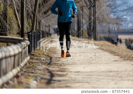 一名男子在京都鴨川沿岸的路上慢跑 87357441