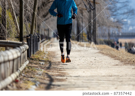 一名男子在京都鴨川沿岸的路上慢跑 87357442