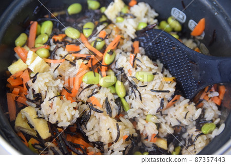 簡單美味的羊栖菜飯，煮熟 87357443
