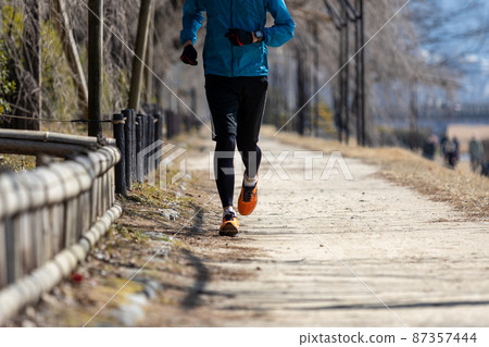 一名男子在京都鴨川沿岸的路上慢跑 87357444