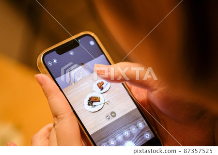 一個女人拍一張照片 87357525