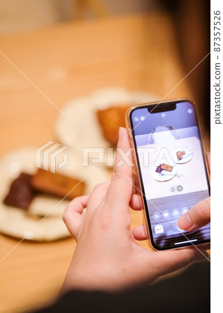 一個女人拍一張照片 87357526