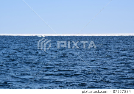 Drift ice zone off the coast of Monbetsu, Hokkaido 87357884