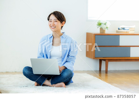 一個在家放鬆和工作的女人 一個在家放鬆和工作的女人 87358057