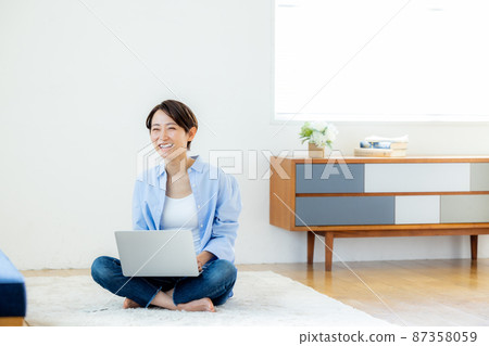 一個在家放鬆和工作的女人 一個在家放鬆和工作的女人 87358059