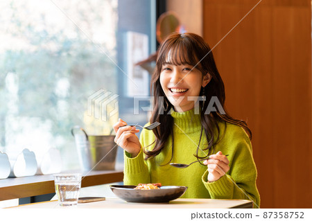 在咖啡館吃意大利面的年輕女人 87358752