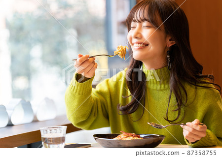 在咖啡館吃意大利面的年輕女人 在咖啡館吃意大利面的年輕女人 87358755
