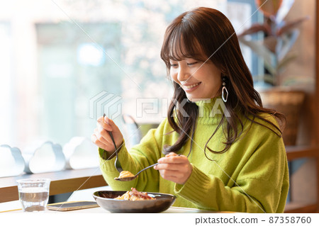 在咖啡館吃意大利面的年輕女人 87358760