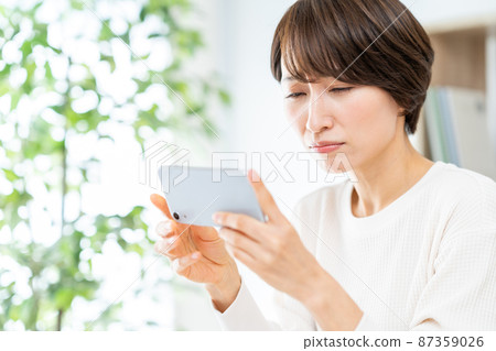 Middle women watching smaho 87359026