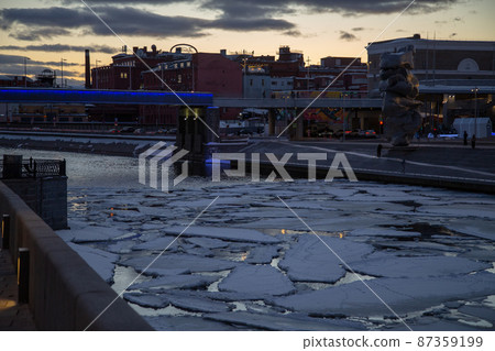 Ice on the Moskva River in the city center Ice on the Moskva River in the city center 87359199