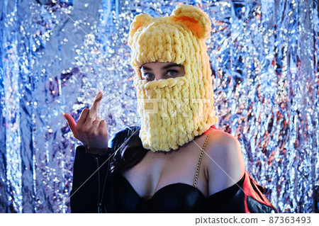 woman on shine 87363493