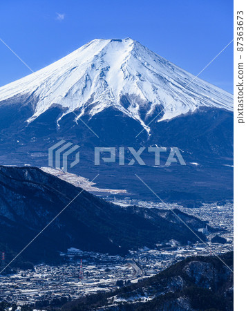 (Yamanashi Prefecture) Superb view and cityscape of Mt. Fuji seen from Mt. Takagawa 87363673