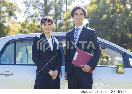 Men and women going to work by car 87365714