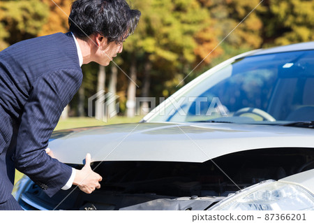 打開汽車引擎蓋的人 打開汽車引擎蓋的人 87366201