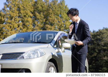 男子檢查車 87366315
