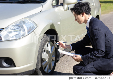 男子檢查車 男子檢查車 87366324