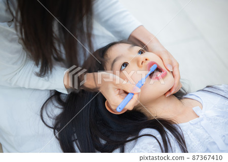 牙膏小學生家長和孩子 87367410