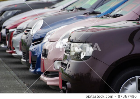 Used car image Cars lined up at dealers Used car image Cars lined up at dealers 87367486