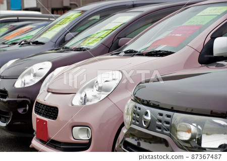 Used car image Used cars lined up at dealers Used car image Used cars lined up at dealers 87367487