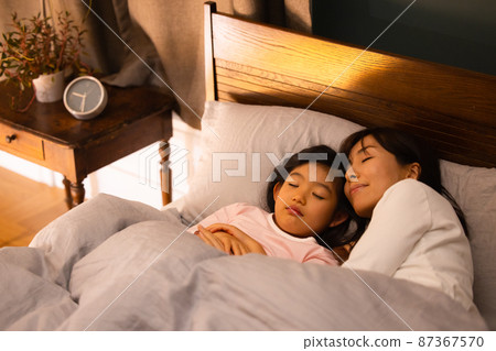 父母和孩子睡覺 87367570