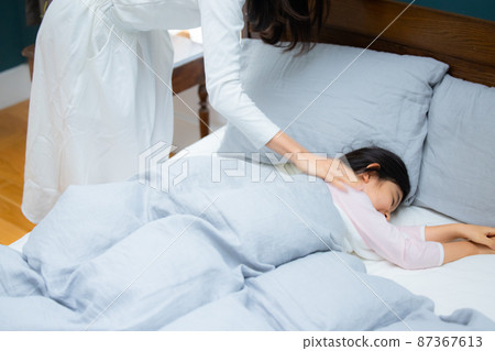 媽媽早上叫醒孩子 87367613