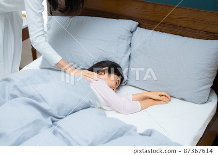 媽媽早上叫醒孩子 87367614