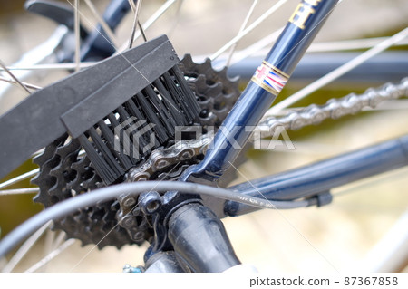 Cleaning bicycle sprockets 87367858