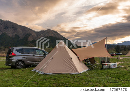在“靜岡縣”汽車露營地連接帳篷和防水布 87367878