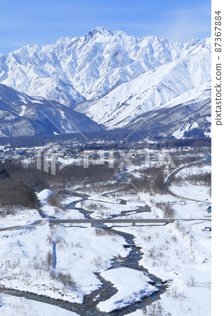 Hakuba Winter: Mt. Goryu in the Northern Alps on a sunny winter 87367884