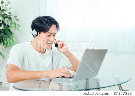 Man using a computer 87367886