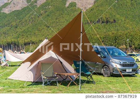 At the "Shizuoka Prefecture" auto camp site, connect the tent and tarp and stretch them. At the "Shizuoka Prefecture" auto camp site, connect the tent and tarp and stretch them. 87367919
