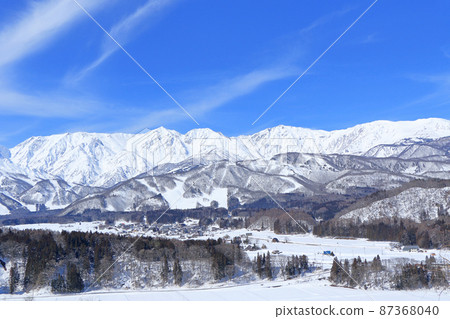 陽光明媚的冬日,北阿爾卑斯山和白馬村 陽光明媚的冬日,北阿爾卑斯山和白馬村 87368040