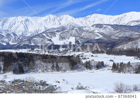 陽光明媚的冬日,北阿爾卑斯山和白馬村 陽光明媚的冬日,北阿爾卑斯山和白馬村 87368041
