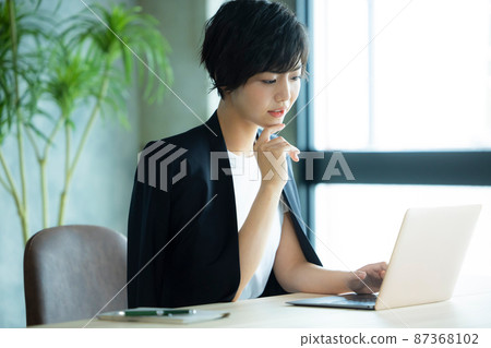 Business woman 87368102