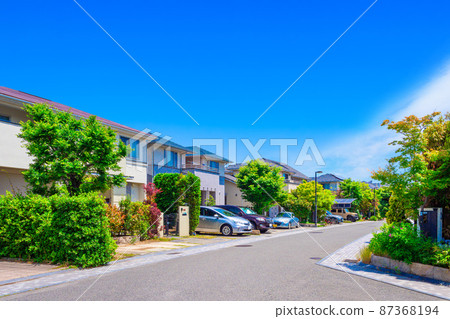 City without utility pole 87368194