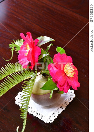 Ikebana Japanese-style room with a single flower 87368339