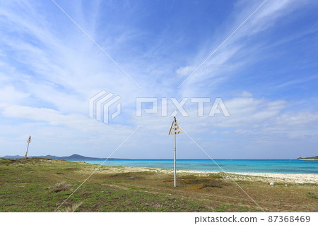 A mysterious triangle on the coast of Iheya, Okinawa A mysterious triangle on the coast of Iheya, Okinawa 87368469