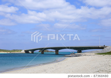 沖繩伊兵屋野虎橋和米海岬的沙灘 87368480